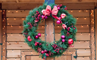 История новогоднего венка и идеи по его украшению